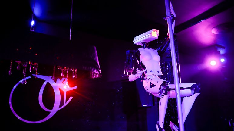 Robot en una barra de baile en Nantes, Francia