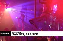 Sexy robot ballano in un night club di Nantes