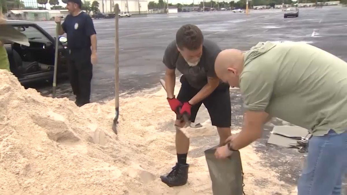 أمريكيون في ولاية فلوريدا يستعدون لمواجهة الإعصار دوريان