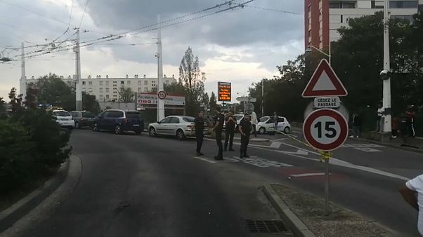 Messerangriff bei Lyon: Ein Toter, mindestens neun Verletzte Messerangriff bei Lyon: Ein Toter, mindestens neun Verletzte