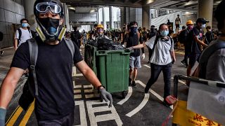 Hong Kong’da protesto gösterileri, hava trafiğini aksatmak amacıyla bu kez havalimanına taşındı