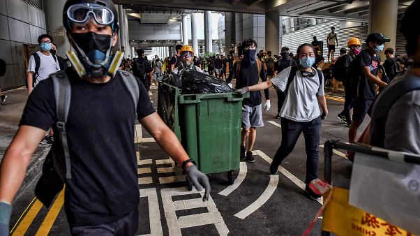 Hong Kong’da protesto gösterileri, hava trafiğini aksatmak amacıyla bu kez havalimanına taşındı Hong Kong’da protesto gösterileri, hava trafiğini aksatmak amacıyla bu kez havalimanına taşındı