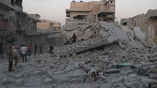 سكان يتفقدون أنقاض المباني التالفة بحثاً عن الضحايا ، بعد غارة جوية، محافظة إدلب، سوريا 28 أغسطس، 2019. 