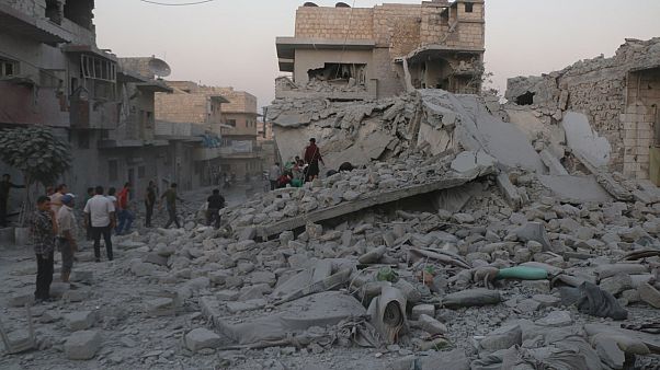 سكان يتفقدون أنقاض المباني التالفة بحثاً عن الضحايا ، بعد غارة جوية، محافظة إدلب، سوريا 28 أغسطس، 2019. سكان يتفقدون أنقاض المباني التالفة بحثاً عن الضحايا ، بعد غارة جوية، محافظة إدلب، سوريا 28 أغسطس، 2019.