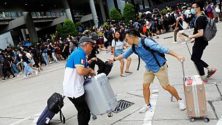 تجمع معترضان به دولت محلی هنگ کنگ در مقابل فرودگاه