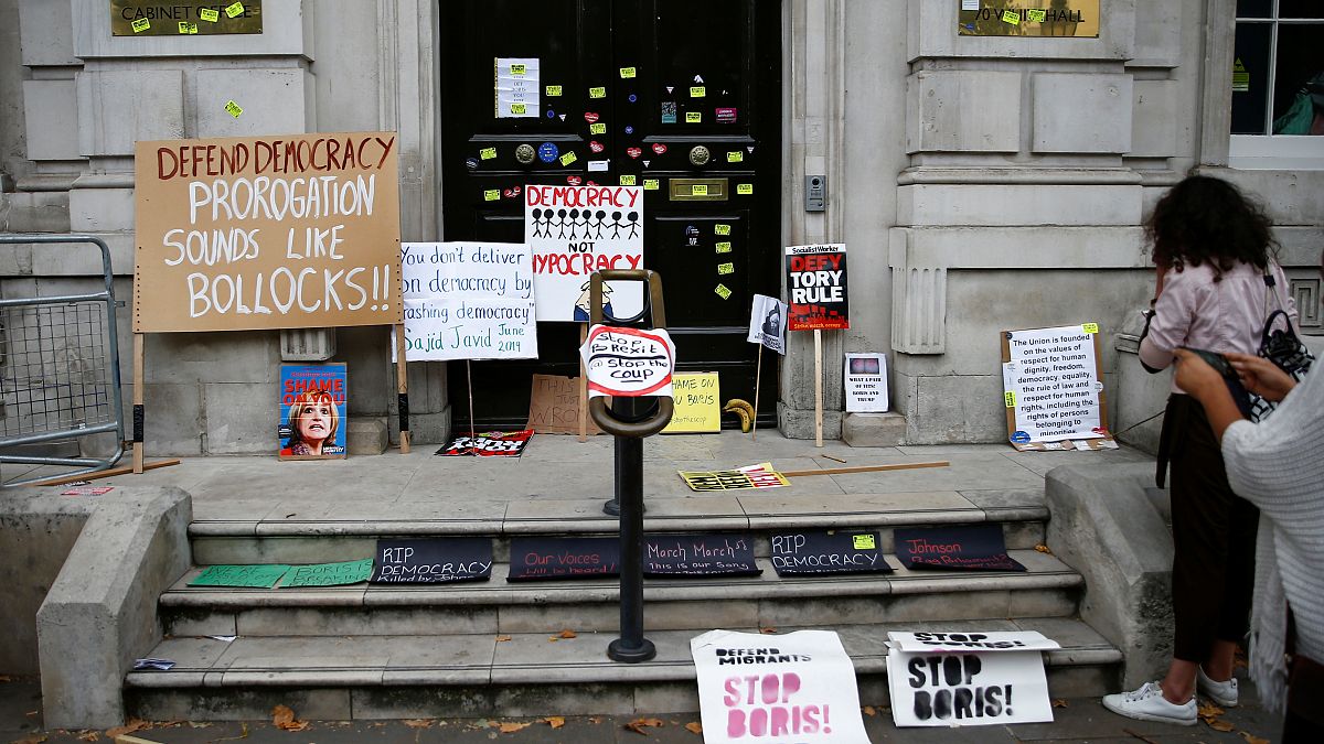 Brexit karşıtşarı İngiltere'de Kabine kapısına pankartlar bıraktı