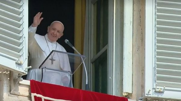 Asansörde 25 dakika mahsur kalan Papa Francis'i itfaiyeciler kurtardı Asansörde 25 dakika mahsur kalan Papa Francis'i itfaiyeciler kurtardı