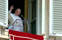 البابا فرانسيس أثناء إلقاء عظته الأسبوعية في ساحة القديس بطرس بالفاتيكان