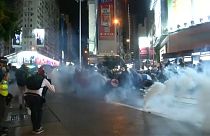 Hong Kong, scene di guerriglia urbana: scontri tra manifestanti e Polizia