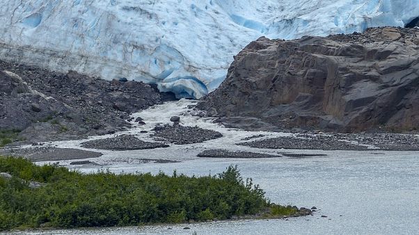 جبل جليدي في حالة ذوبان جبل جليدي في حالة ذوبان