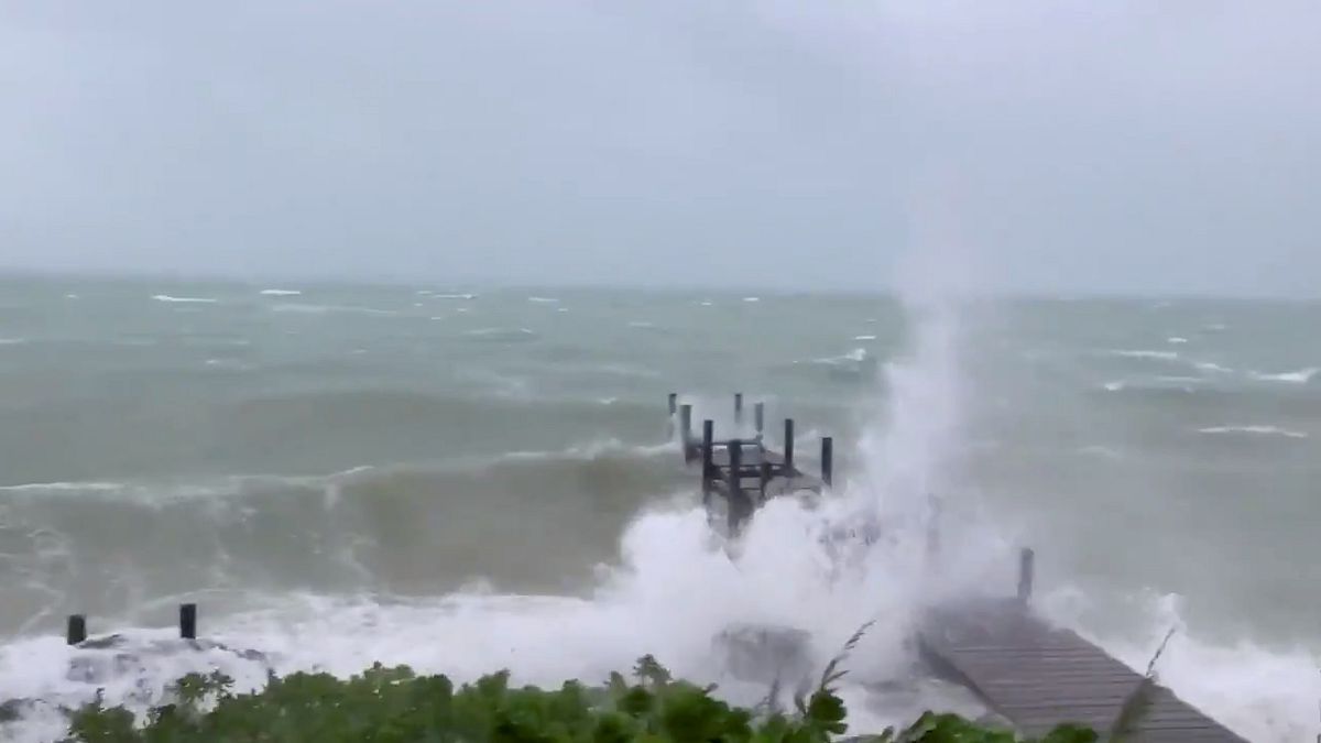 Saatte 295 km hızla ilerleyen Dorian Kasırgası Bahamaları vurdu