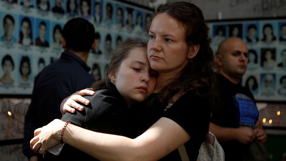 شاهد: أوسيتيا الشمالية تحيي ذكرى حادثة احتجاز الرهائن في بيسلان التي خلفت 300 قتيل