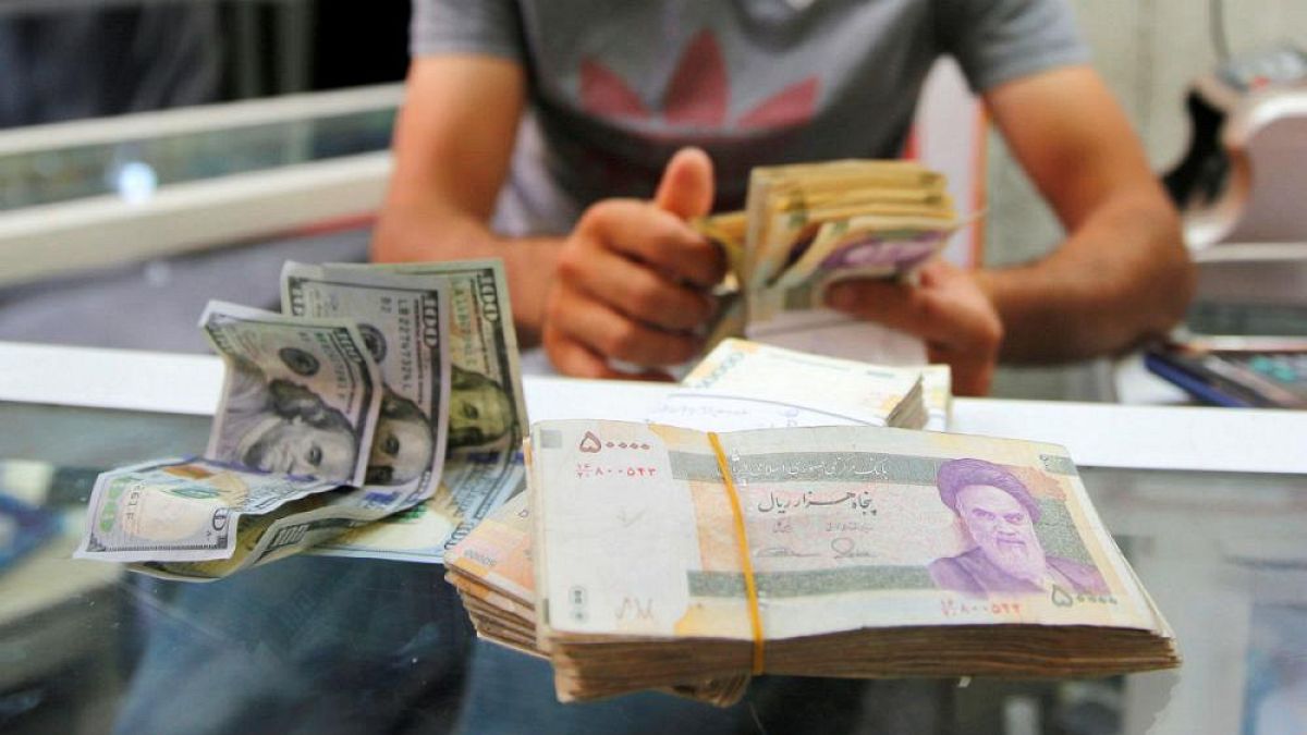حرکت معکوس دلار آزاد و رسمی؛ نیم‌نگاه بازار ارز به مذاکرات پاریس