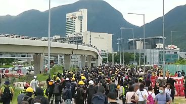 شاهد:أعمال عنف في احتجاجات هونغ كونغ.. كسر كاميرات المراقبة وإغلاق الطرقات