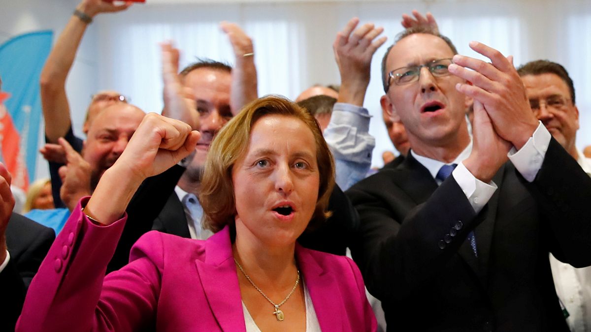 AfD Genel Başkan Yarcımcısı Beatrix von Storch ve partinin Saksonya eyalet teşkilat başkanı Jörg Urban seçim sonucu kutladı