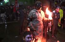 مشارك في المهرجان وهو يحمل كرة ملتهبة في انتظار رميها.