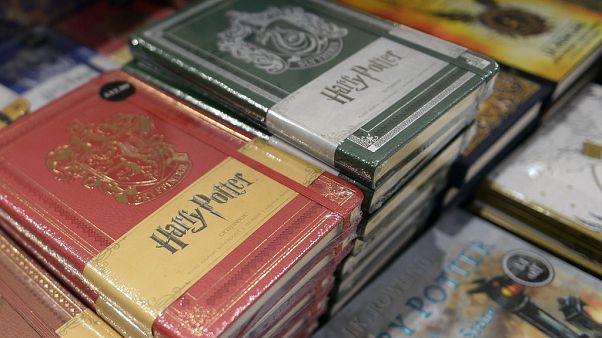 مدرسة تزيل كتب هاري بوتر من مكتبتها لأنها تجلب "أرواحاً شريرة" مدرسة تزيل كتب هاري بوتر من مكتبتها لأنها تجلب "أرواحاً شريرة"