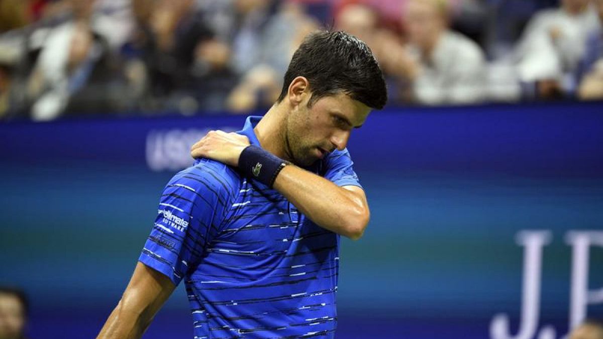 Il dolore alla spalla costringe Djokovic al ritiro. 
