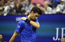 Il dolore alla spalla costringe Djokovic al ritiro.