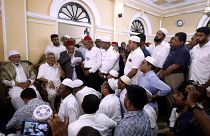 وزير الدفاع السابق لسري لانكا في زمن الحرب والمرشح الرئاسي غوتابايا راجاباكسا مع المسلمين خلال زيارته لمسجد كيتشيمالي في بيروالا ، سريلانكا 17 أغسطس 2019