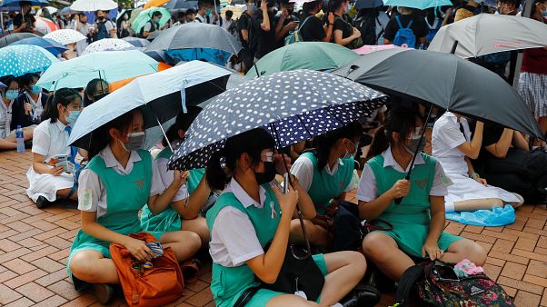 Estudantes juntam-se à greve e às manifestações em Hong-Kong Estudantes juntam-se à greve e às manifestações em Hong-Kong