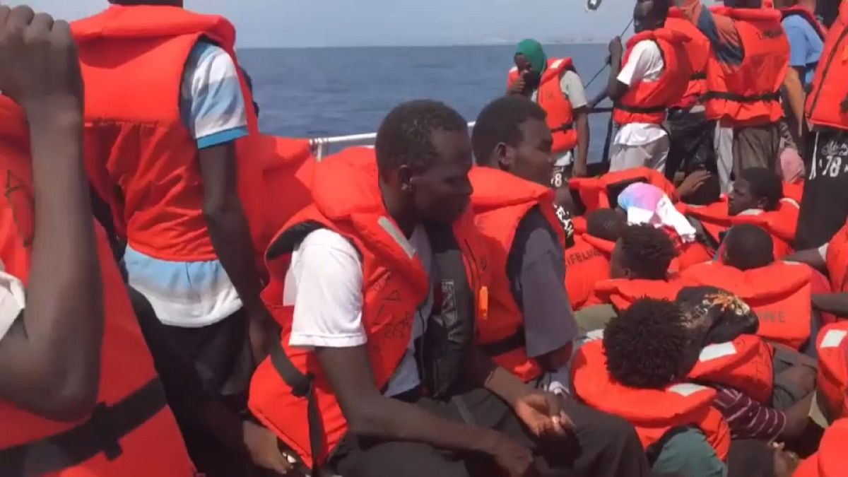 "Eleonore" ignora ordem e atraca em porto italiano com 104 refugiados