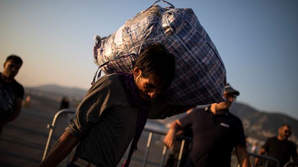 Grécia transfere refugiados do campo de Moria Grécia transfere refugiados do campo de Moria