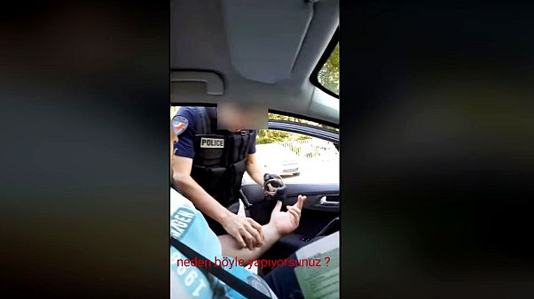 Fransız polis derneği: Türk gurbetçi ile tartışan polisin üniforması, yeleği ve kelepçesi sahte Fransız polis derneği: Türk gurbetçi ile tartışan polisin üniforması, yeleği ve kelepçesi sahte