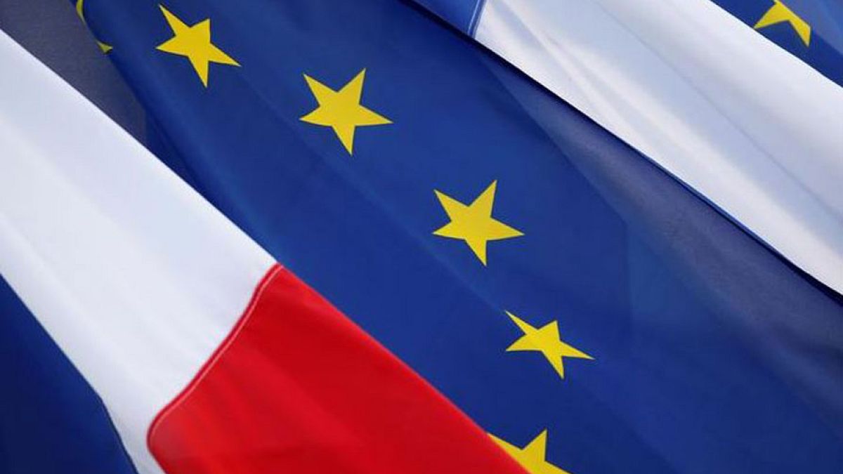 La Francia torna a scuola: da oggi Tricolore e bandiera UE obbligatorie nelle classi