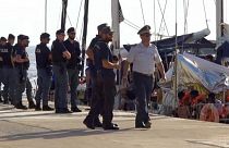 السلطات الإيطالية تحتجز سفينة إنقاذ والشرطة تؤكد عزمها إنزال المهاجرين