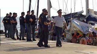 السلطات الإيطالية تحتجز سفينة إنقاذ والشرطة تؤكد عزمها إنزال المهاجرين
