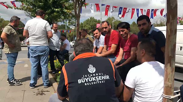 İstanbul Büyükşehir Belediyesi’nden atılan işçiler tepkili: Sınavla girdik, AK Parti üyesi değiliz İstanbul Büyükşehir Belediyesi’nden atılan işçiler tepkili: Sınavla girdik, AK Parti üyesi değiliz