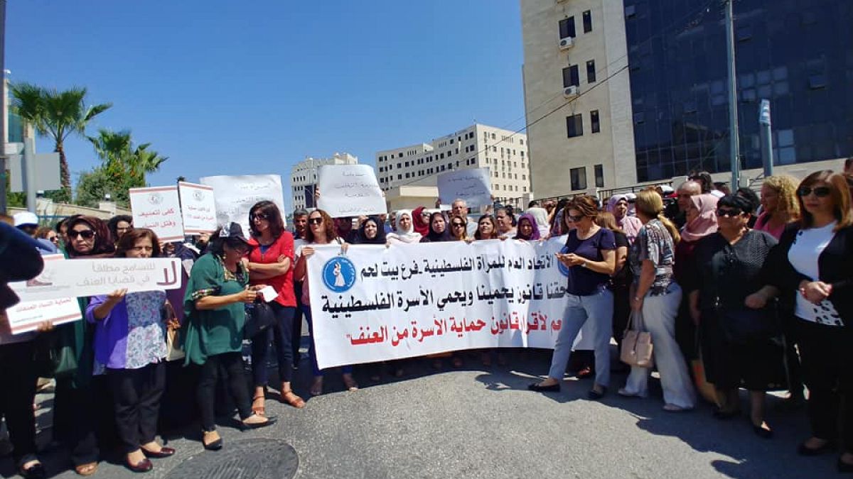 مظاهرة أمام مقر مجلس الوزراء الفلسطيني رام الله