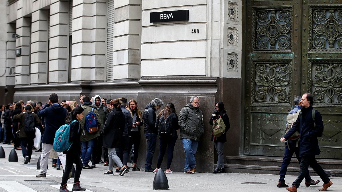 El fantasma del corralito provoca largas colas en los bancos de Argentina