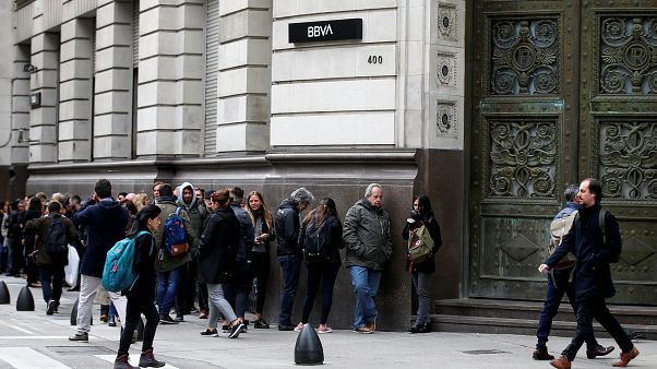 El fantasma del corralito provoca largas colas en los bancos de Argentina El fantasma del corralito provoca largas colas en los bancos de Argentina