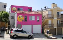 رسما إيموجي على شاطئ في مانهاتن في كاليفورنيا الأميركية