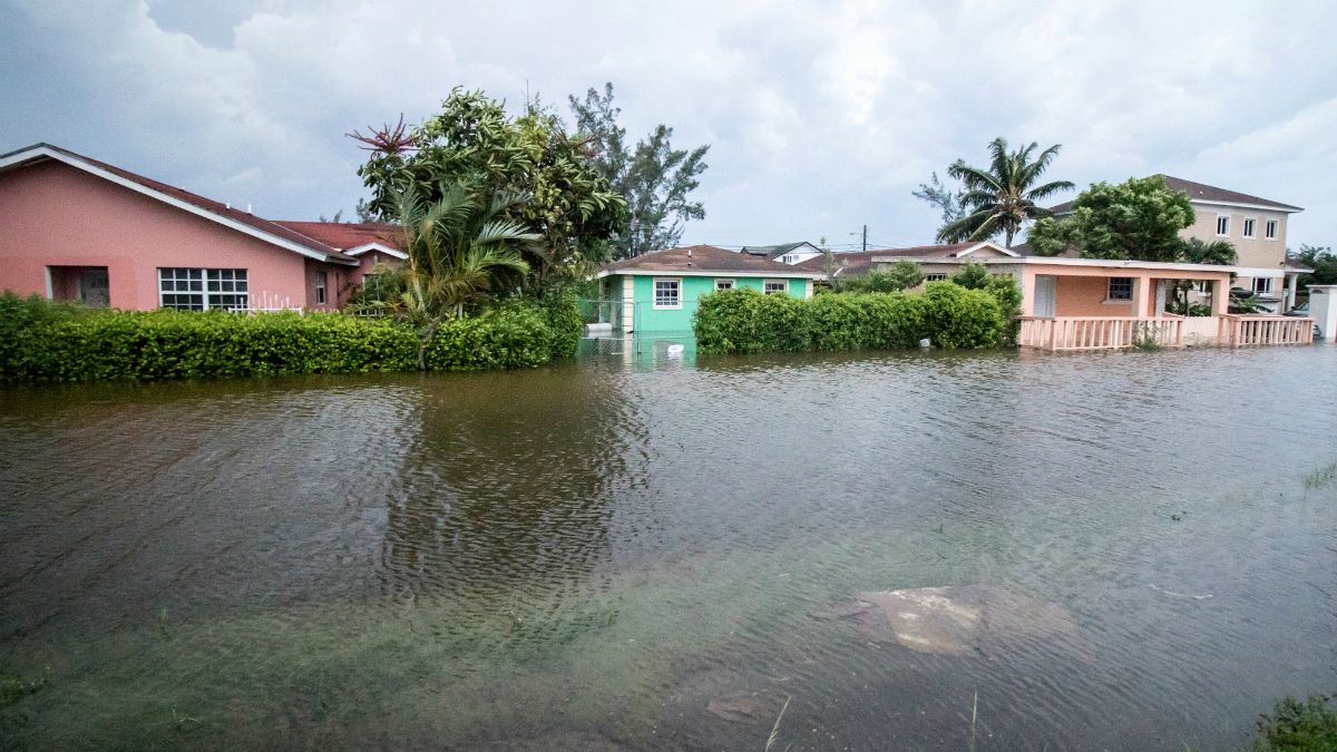 طوفان دورین با گرفتن قربانی در باهاما سواحل آمریکا را در می‌نوردد  