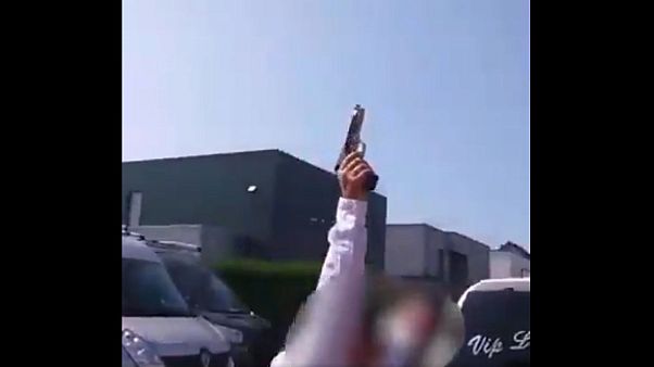 Belçika'da aşırı sağcı parti düğünde silah sıkılmasını eleştirdi Belçika'da aşırı sağcı parti düğünde silah sıkılmasını eleştirdi