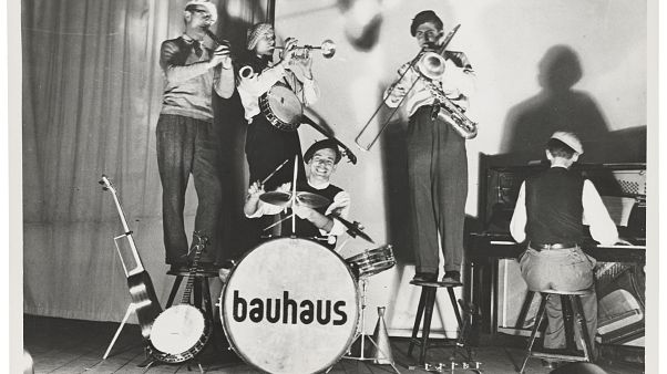 Yoga und andere Aktivitäten: Berlin feiert 100 Jahre Bauhaus Yoga und andere Aktivitäten: Berlin feiert 100 Jahre Bauhaus