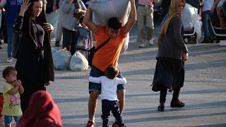 Πρόσφυγες και μετανάστες αποβιβάζονται από το πλοίο "Καλντέρα Βίστα" (αρχείου)