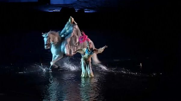 185 actors, stunt performers, acrobats and horsemen perform in the show 185 actors, stunt performers, acrobats and horsemen perform in the show