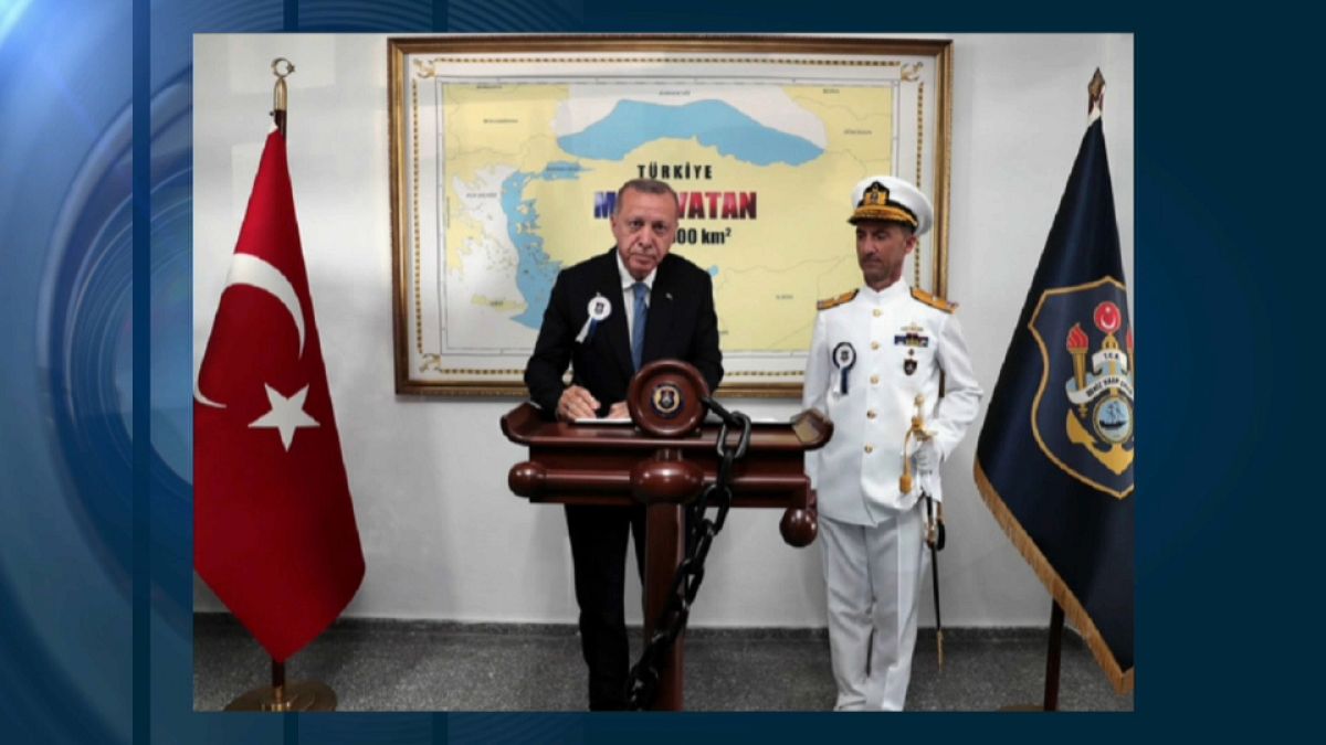 Präsident Erdogan in Instanbuls Militärakademie. Im Hintergrund das Corpus Delicti: eine Karte des türkischen Seegebiets, ausgedehnt auf die Ägäis und griechische Inseln