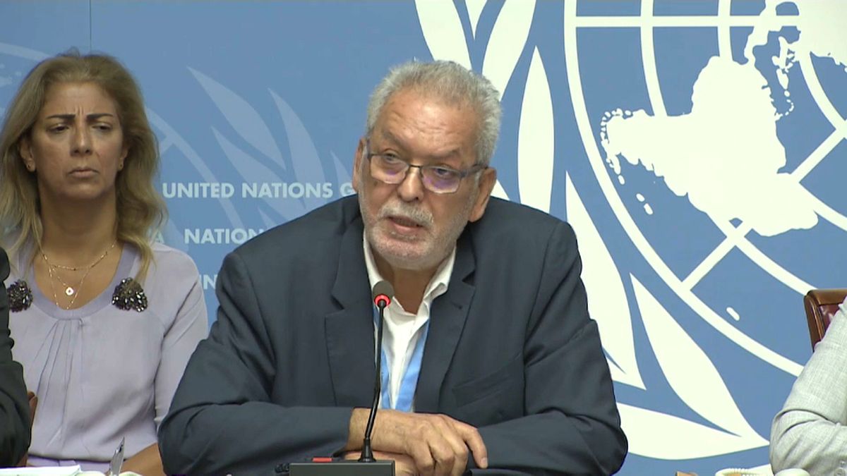 أحد المسؤولين عن "وفد اليمن الدولي" يقرأ التقرير الذي خلصت إليه الأمم المتحدة في جنيف اليوم