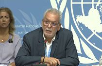 أحد المسؤولين عن "وفد اليمن الدولي" يقرأ التقرير الذي خلصت إليه الأمم المتحدة في جنيف اليوم