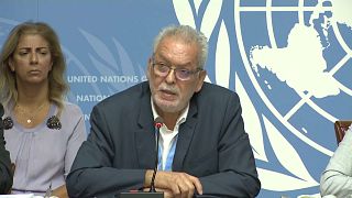 أحد المسؤولين عن "وفد اليمن الدولي" يقرأ التقرير الذي خلصت إليه الأمم المتحدة في جنيف اليوم