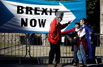 Brexitpárti és brexitellenesek beszélgetése Londonban