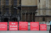 ملصقات مؤيدة لخروج بريطانيا من الاتحاد الأوروبي خارج مجلسي البرلمان في لندن- أرشيف رويترز