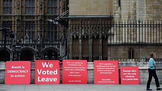 ملصقات مؤيدة لخروج بريطانيا من الاتحاد الأوروبي خارج مجلسي البرلمان في لندن- أرشيف رويترز