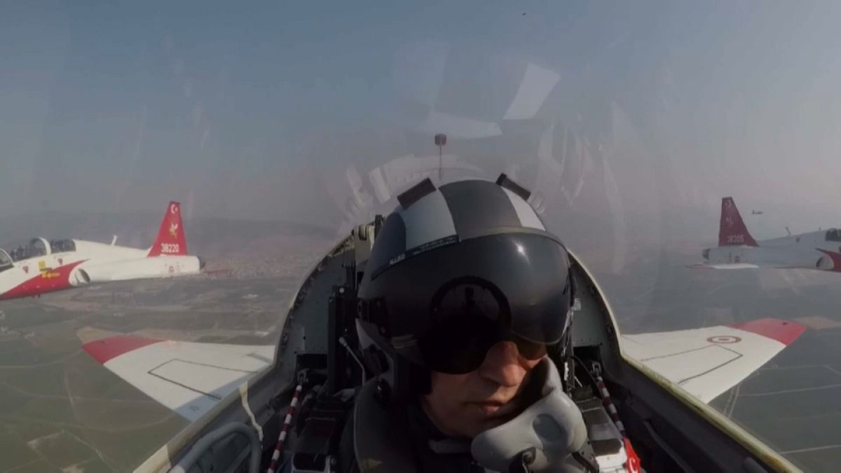 Türkischer Verteidigungsminister fliegt im Luftwaffen-Jet über Ägäis  