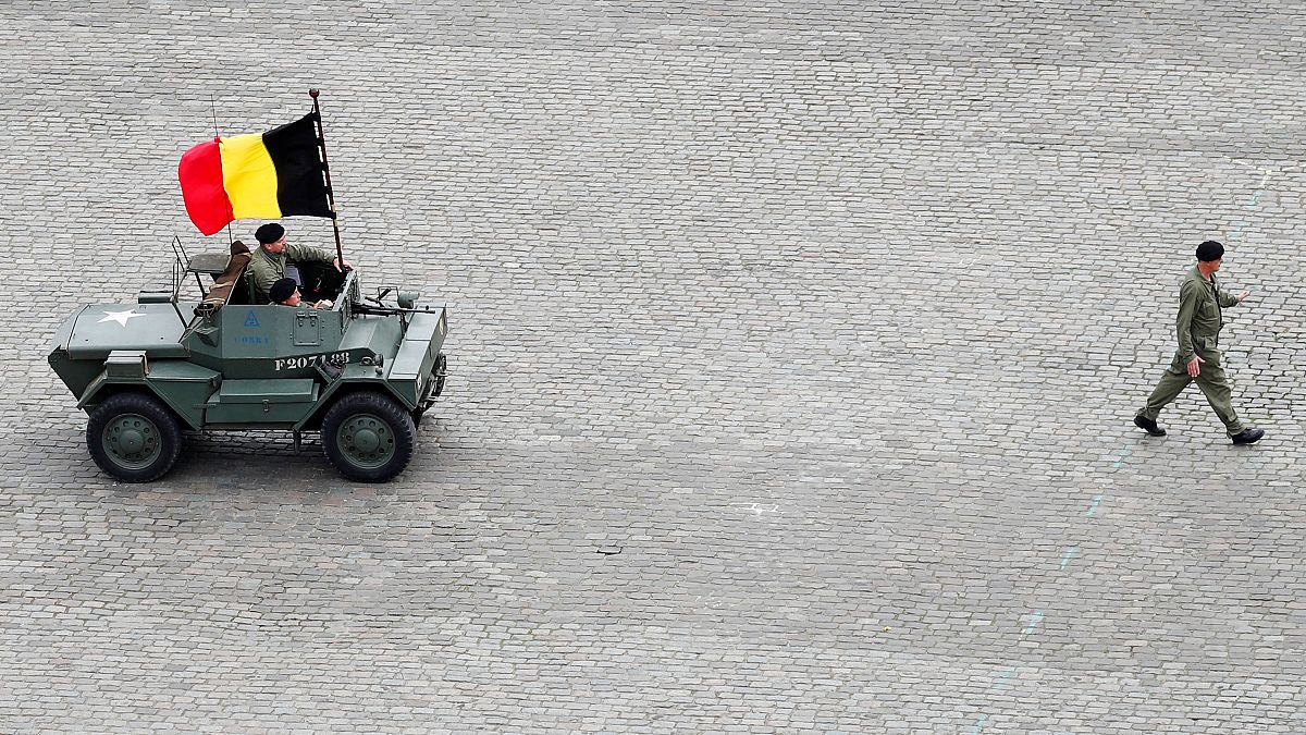 آلية عسكرية قديمة تتقدم في ساحة القصر الملكي في بروكسل 